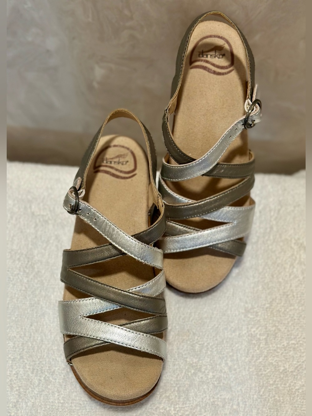 Dansko leather strip sandals wedge
Silver/Taupe metallic
Size: 37 - Picture 2 of 7